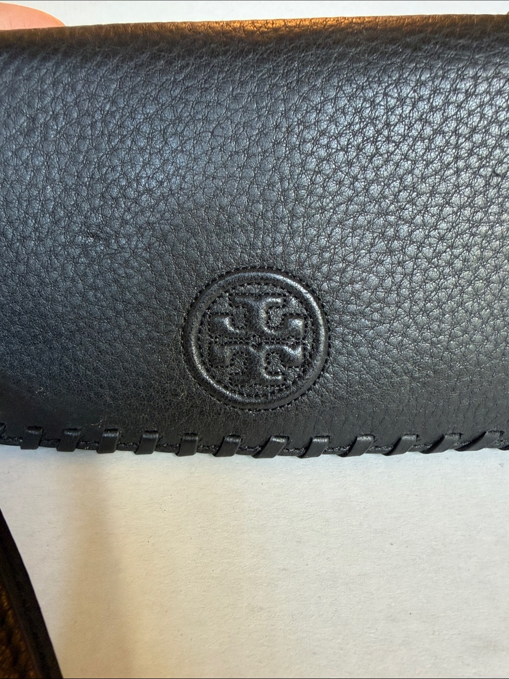 Tory Burch Black Pebbled Leather Wristlet with Logo Medallion - Picture 2 of 10